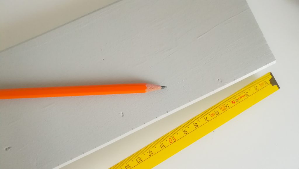 Zentimeter-Abstände auf Messlatte aufzeichnen