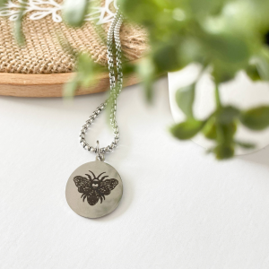 Bienenmandala Gravur xTool M1 auf Kettenanhänger