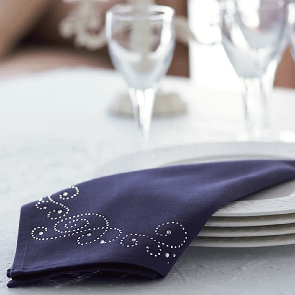 Dekorieren Sie unterschiedliche Textilien mit Strasssteinen für einen tollen und hochwertigen Effekt.