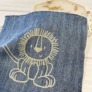 Löwenjunges Design auf Jeans gelasert
