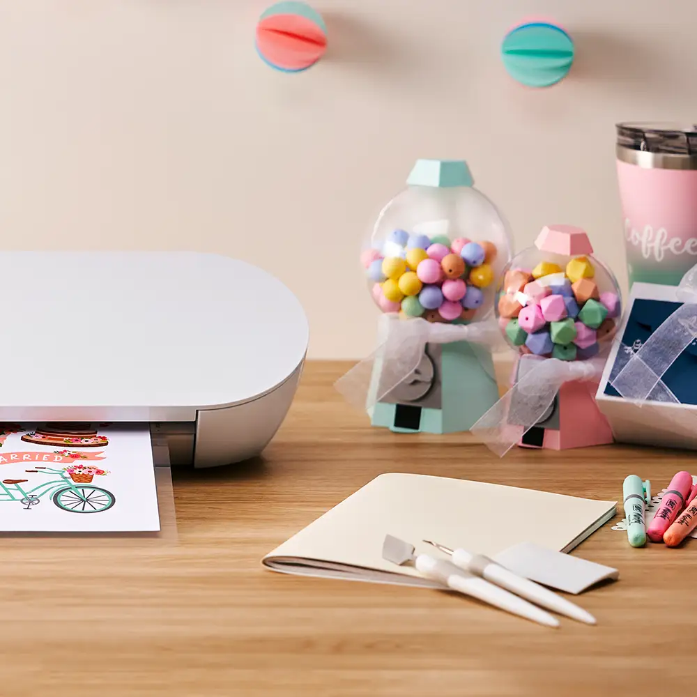 Der neue Silhouette Schneideplotter ist umfangreich aber kompakt. Super für alle die ein kleineres Budget haben aber auch kaum etwas verzichten möchten!