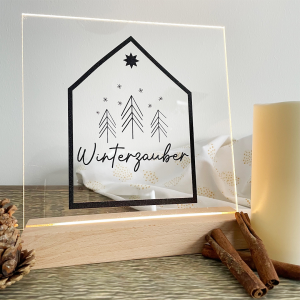 Wieso nicht mal was anders? Diese beplottete Acrylscheibe wirkt beleuchtet noch schöner als eine gewöhnliche Lichterkette.