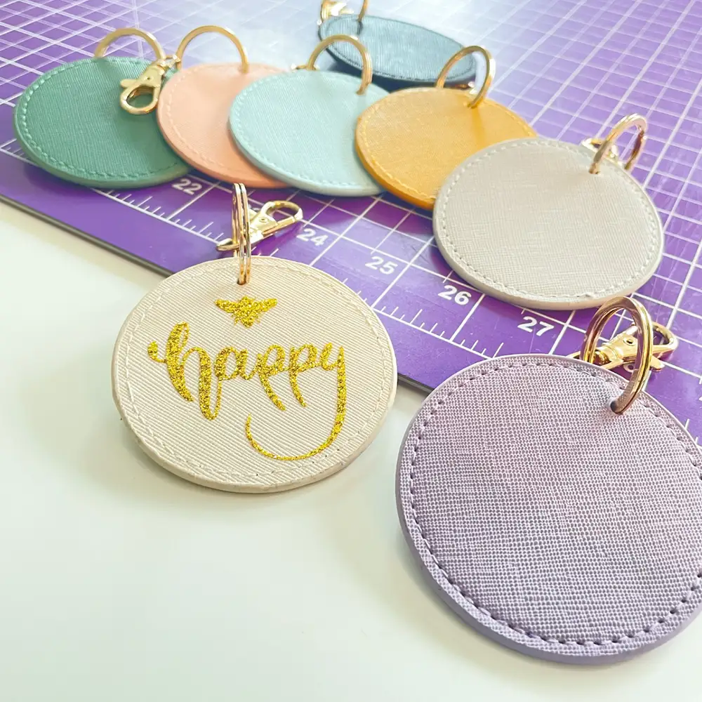 Mithilfe unserer großen Auswahl an Taschenanhängern können Sie schöne Geschenke für Ihre Liebsten erstellen. Und das ganz kostengünstig!