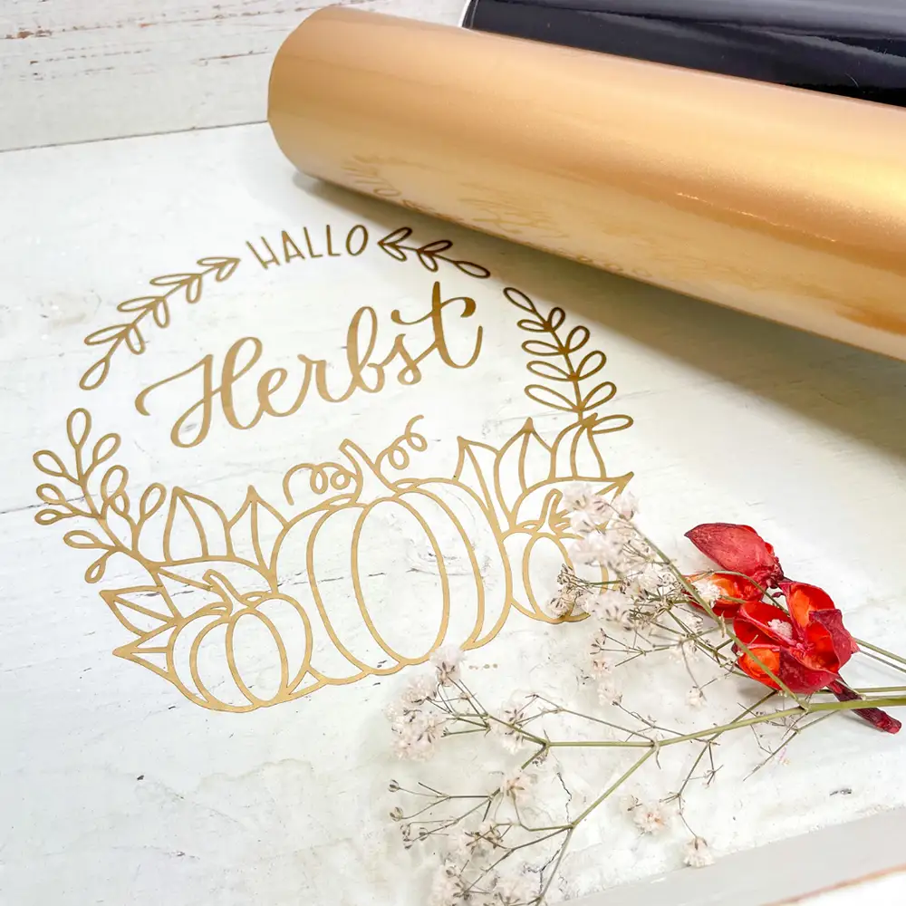 Ein fertiges Design kann aus verschiedenen Materialien geschnitten werden. Papier. Aufbügelfolie, Klebefolie und mehr!