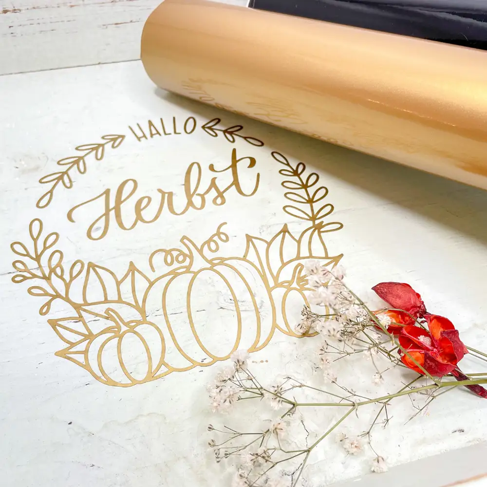 Mit einem Plotter ganz einfach. Verwenden Sie Ihre ausgeplotteten Motive kreativ.