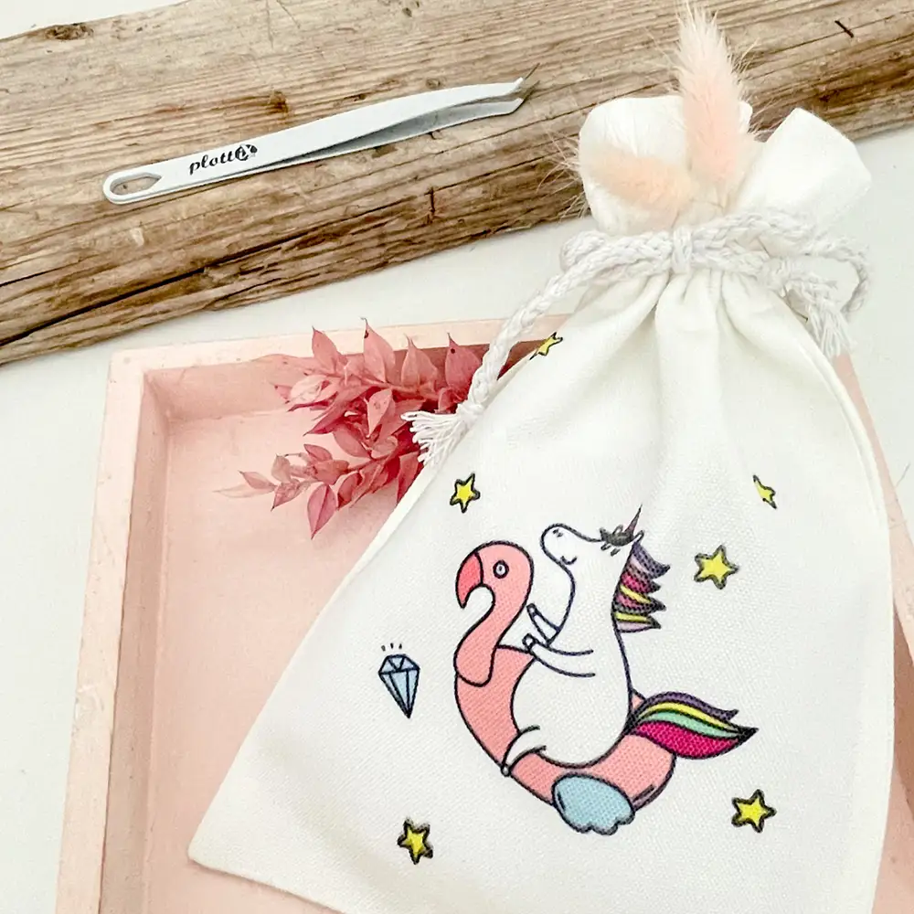 Kunterbunte Designs und Schriftzüge sind mithilfe der Sublimation in einem Schritt übertragen.