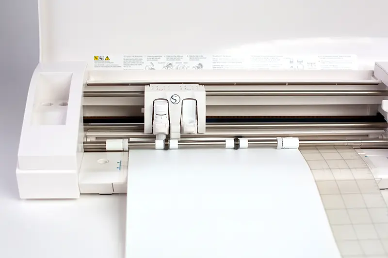 Wählen Sie die passende Schneidematte und Ihre Bügelfolie und laden Sie beides in Ihren Silhouette Plotter.