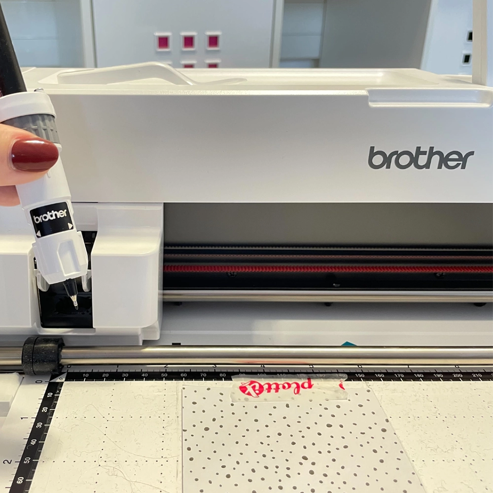 Mit dem Universalstifthalter können Sie auch eigene Stifte in den Brother Plotter einsetzen.