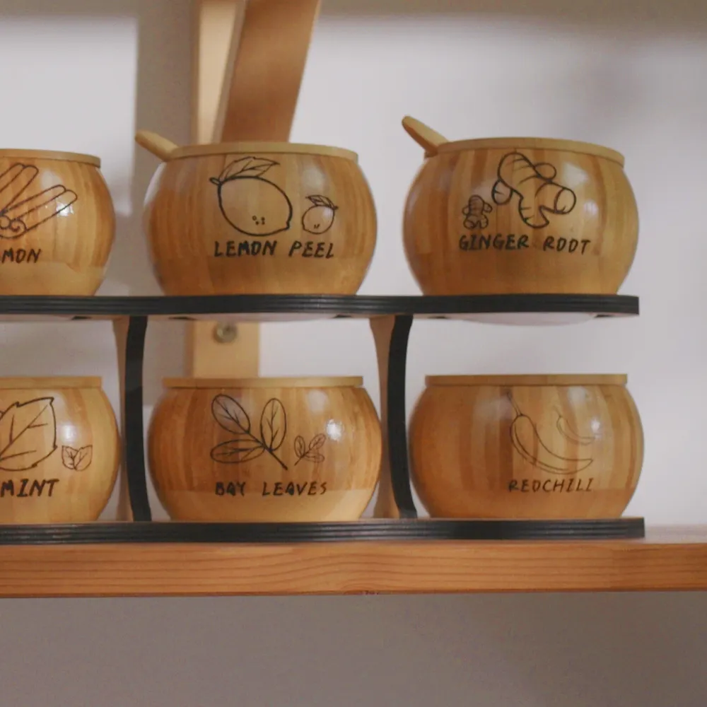 Auf verschiedenen Behältern aus Holz ist auf der Vorderseite der Inhalt als Markierung graviert worden.