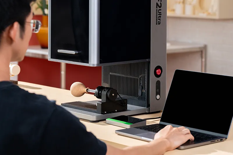 Der xTool F2 Ultra ist kompatibel mi der separat erhältlichen Rotationseinheit.