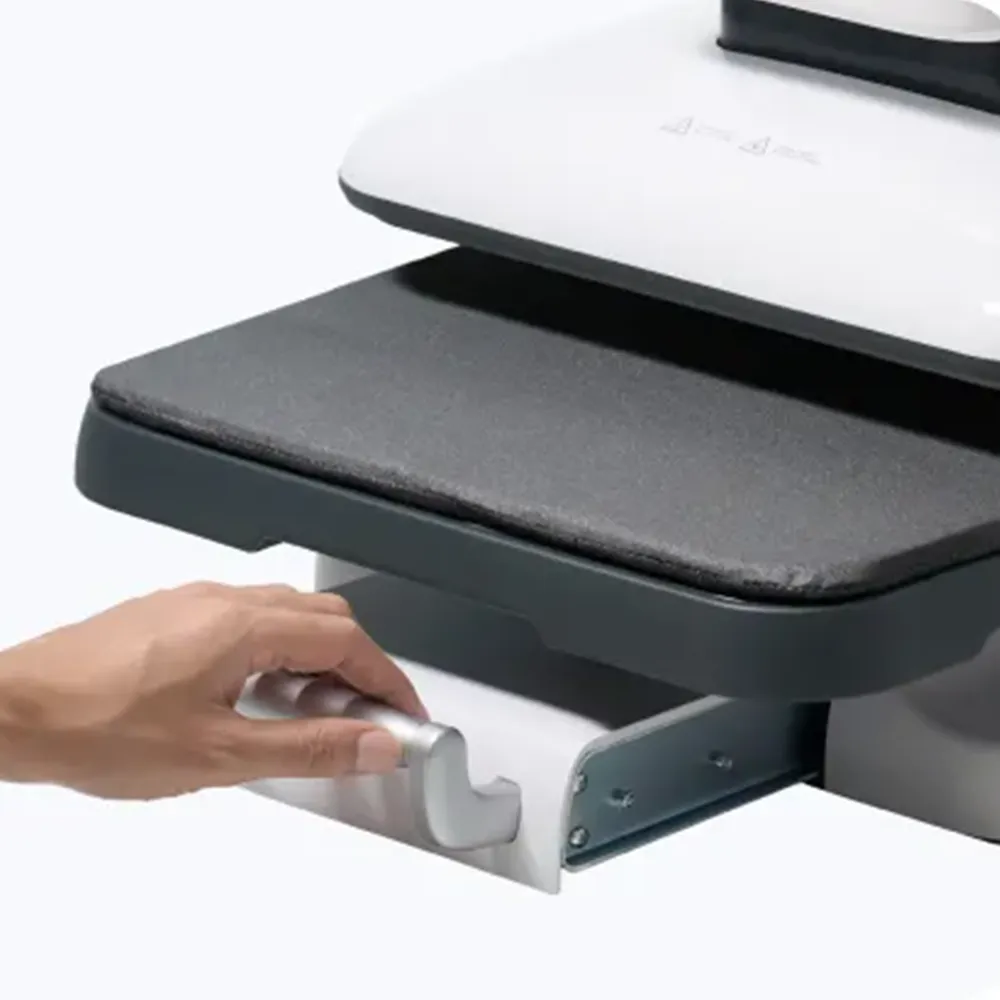 Die Ablagefläche kann bei Bedarf mit dem Griff nach vorne rausgezogen werden, somit können Sie Ihre Muster leichter platzieren.