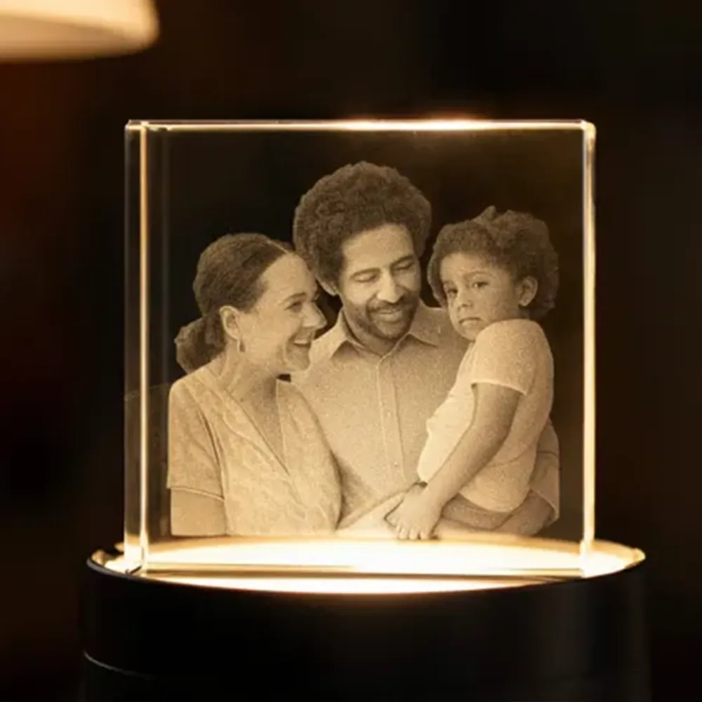 Mit dem xTool F2 Ultra UV können Sie Ihre Designs als 3D Grafik in Glasblöcke und mehr eingravieren lassen.