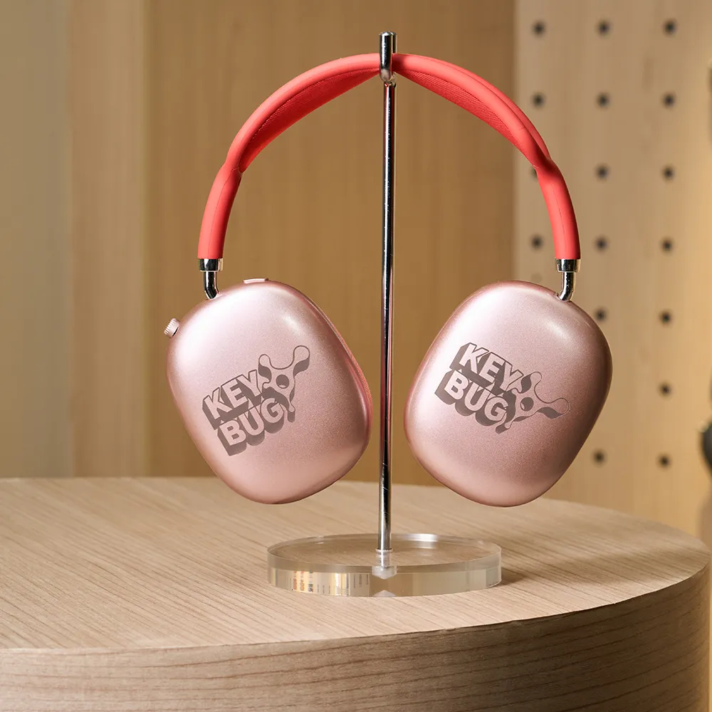 Mit dem xTool F2 können Sie auch gewölbte Objekte wie etwas Kopfhörer gravieren.