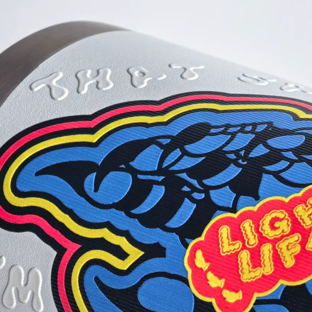 Auch Tumbler und andere gewölbte Gegenstände können direkt bedruckt werden. Alternativ können Sie auch immer Aufkleber oder Etiketten mit einem Relief Effekt erstellen.