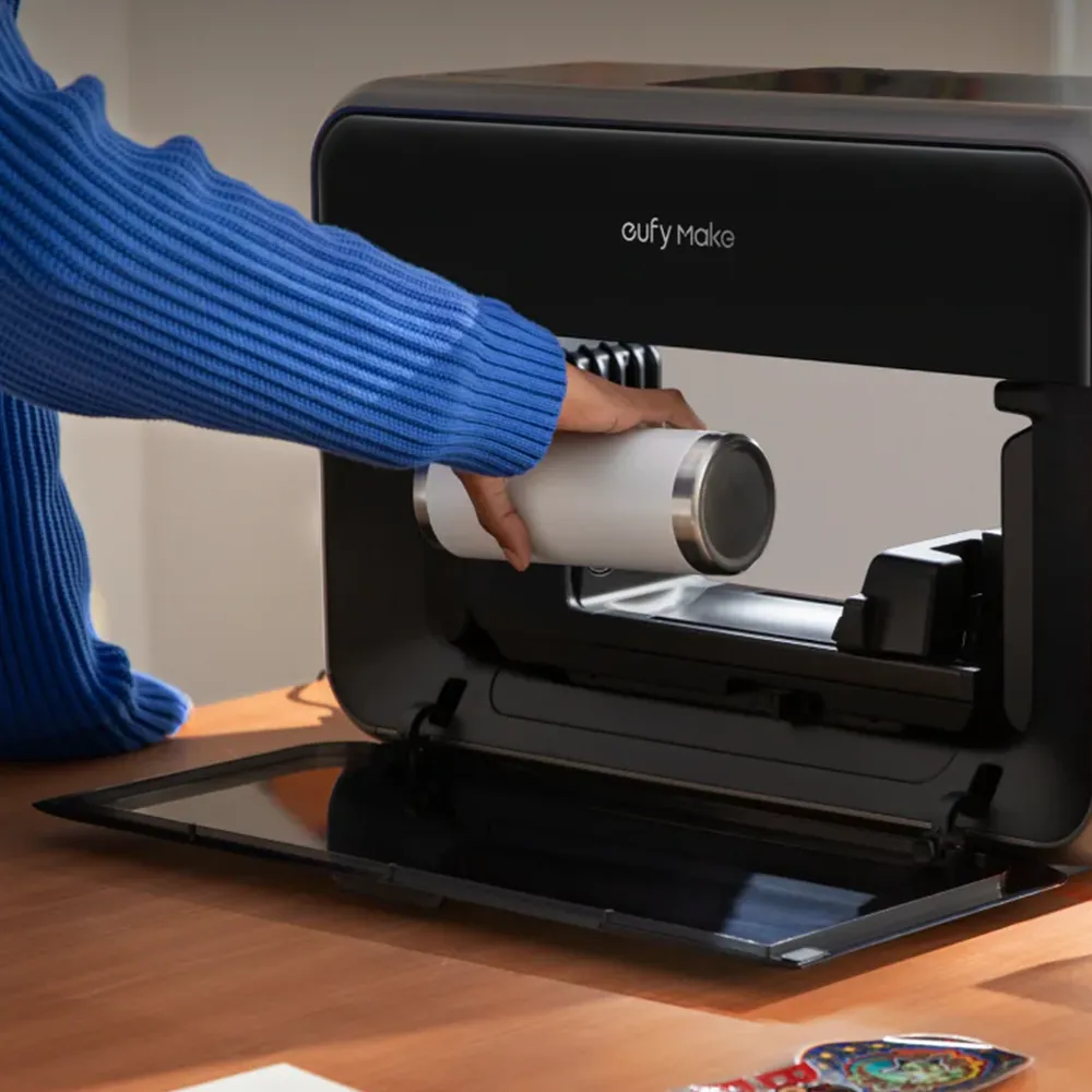 Der eufyMake E1 kann dank der UV Druck Technologie auch gewölbte Gegenstände bedrucken.