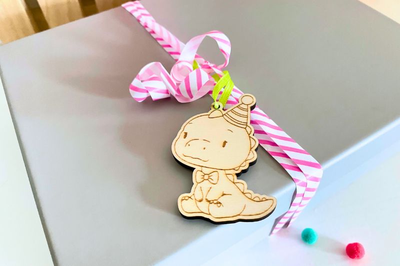 Dino Geschenkanhänger