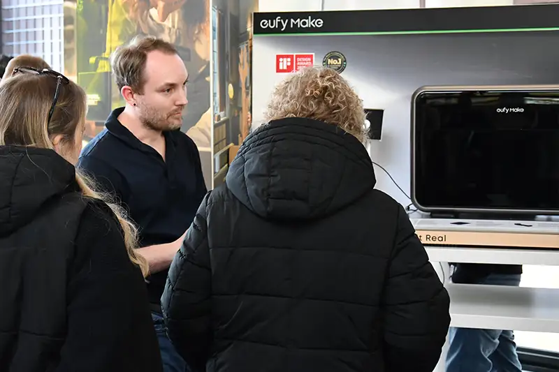 Erleben Sie überzeugende Druckergebnisse und den haptischen UV-Reliefdruck. Buchen Sie eine eufyMake Live-Demo und lassen Sie sich von uns vor Ort in Butzbach beraten.