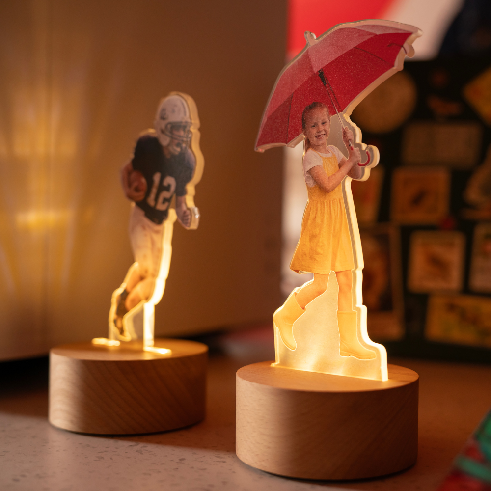 Flache Acrylfiguren mit Fotoaufdruck, die zugeschnitten sind wie Spielfiguren eines Brettspiels