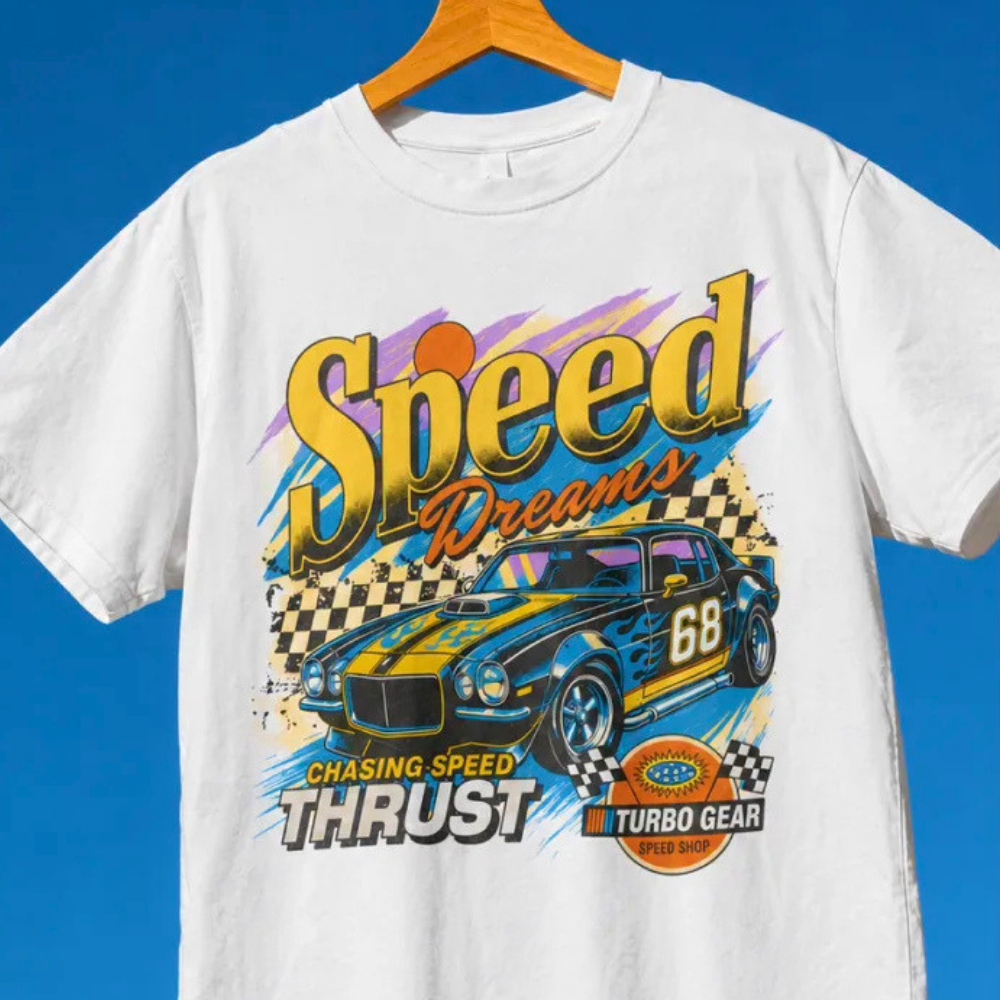 Ein mit DTG bedrucktes Tshirt mit dem Schriftzug SPEED und darunter ein Rennwagen