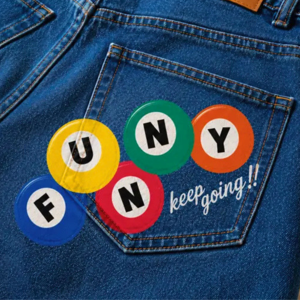 Eine mit DTF bedruckte Jeanshose. Das Motiv zeigt bunte Billardkugeln mit dem Schriftzug FUNNY bedruckt