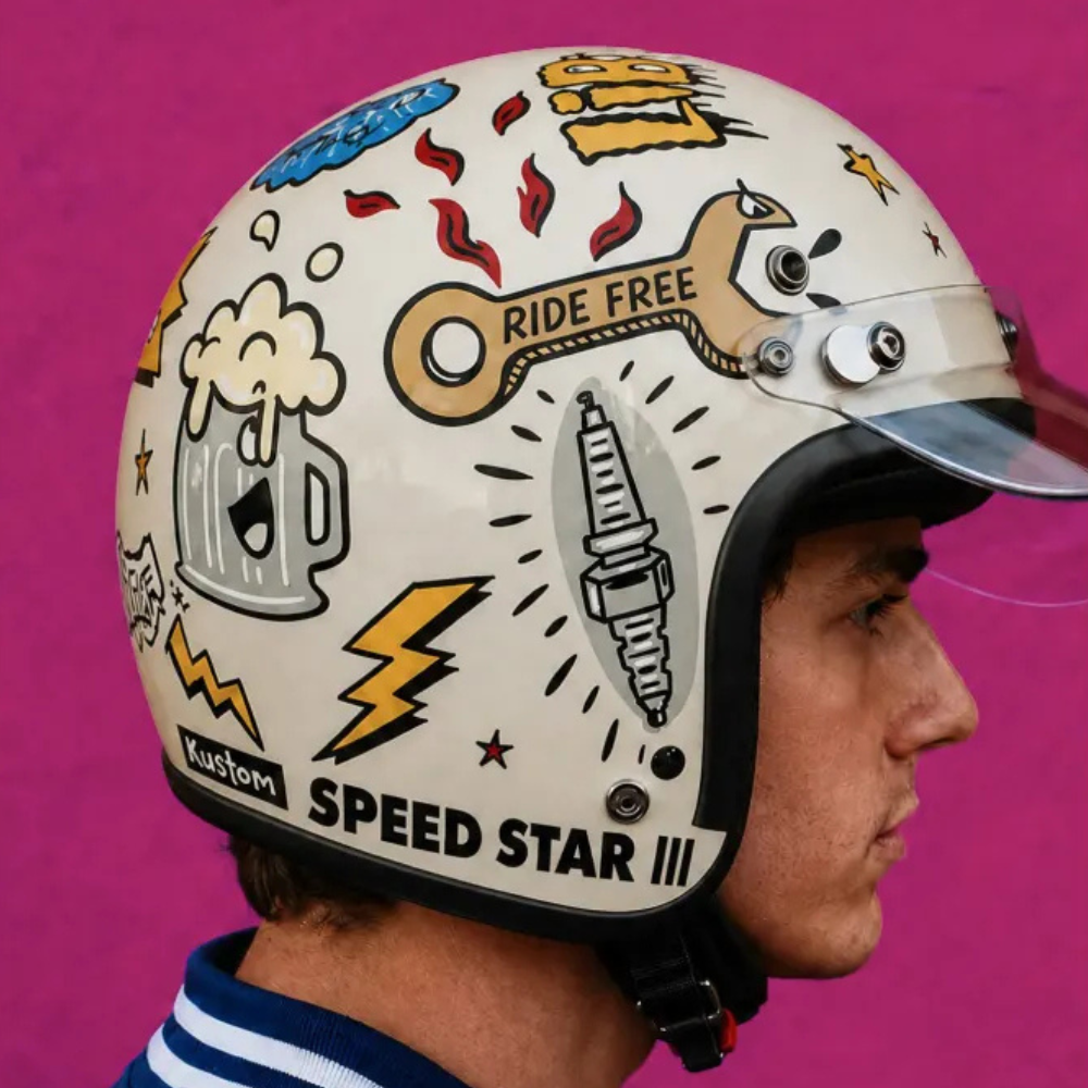 Motorradhelm, verziert mit vielen bunten UV-DTF-Stickern.