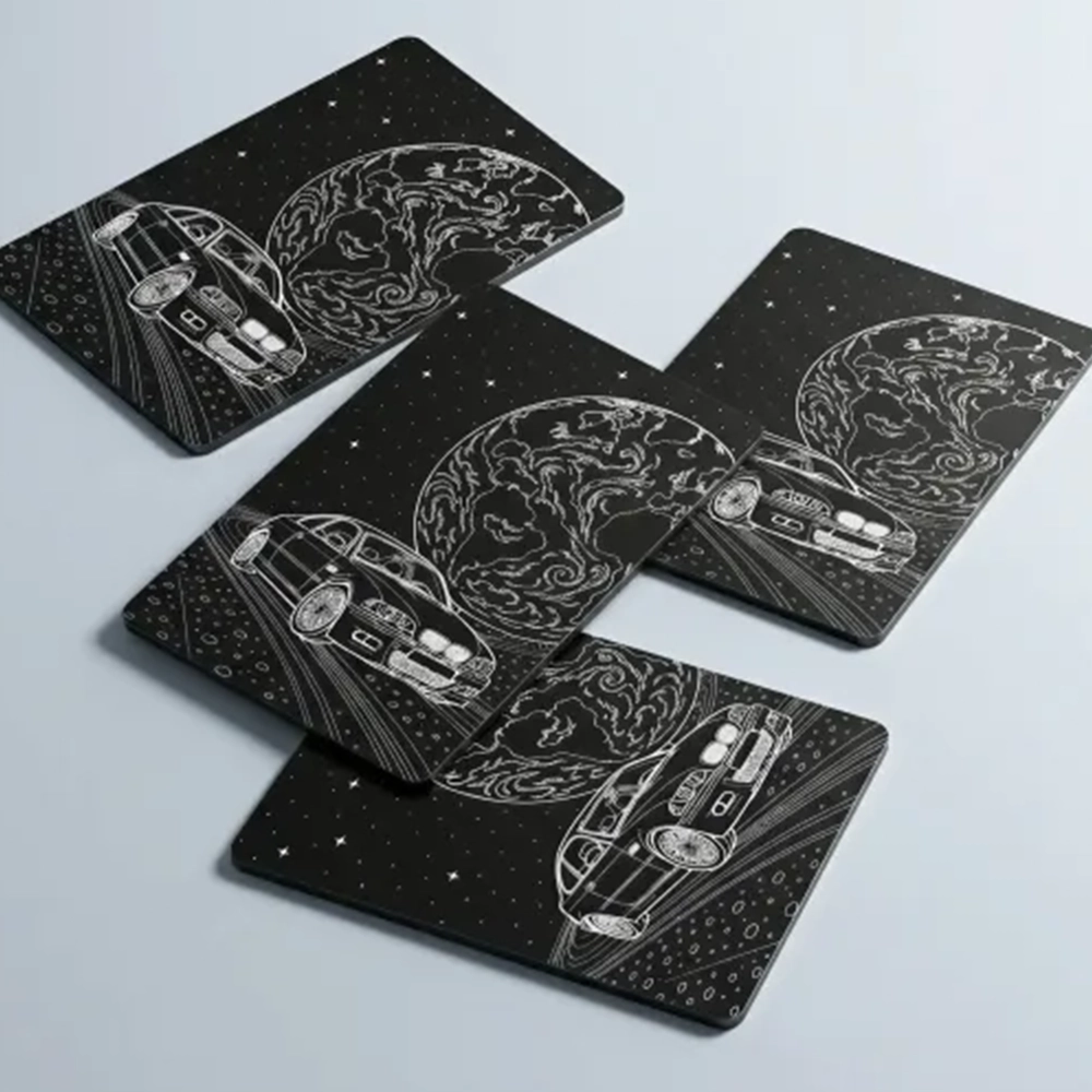 Mit dem Faserlaser des xTool X1 Laser können die detailreiche Gravuren auf Metall und mehr erstellen.