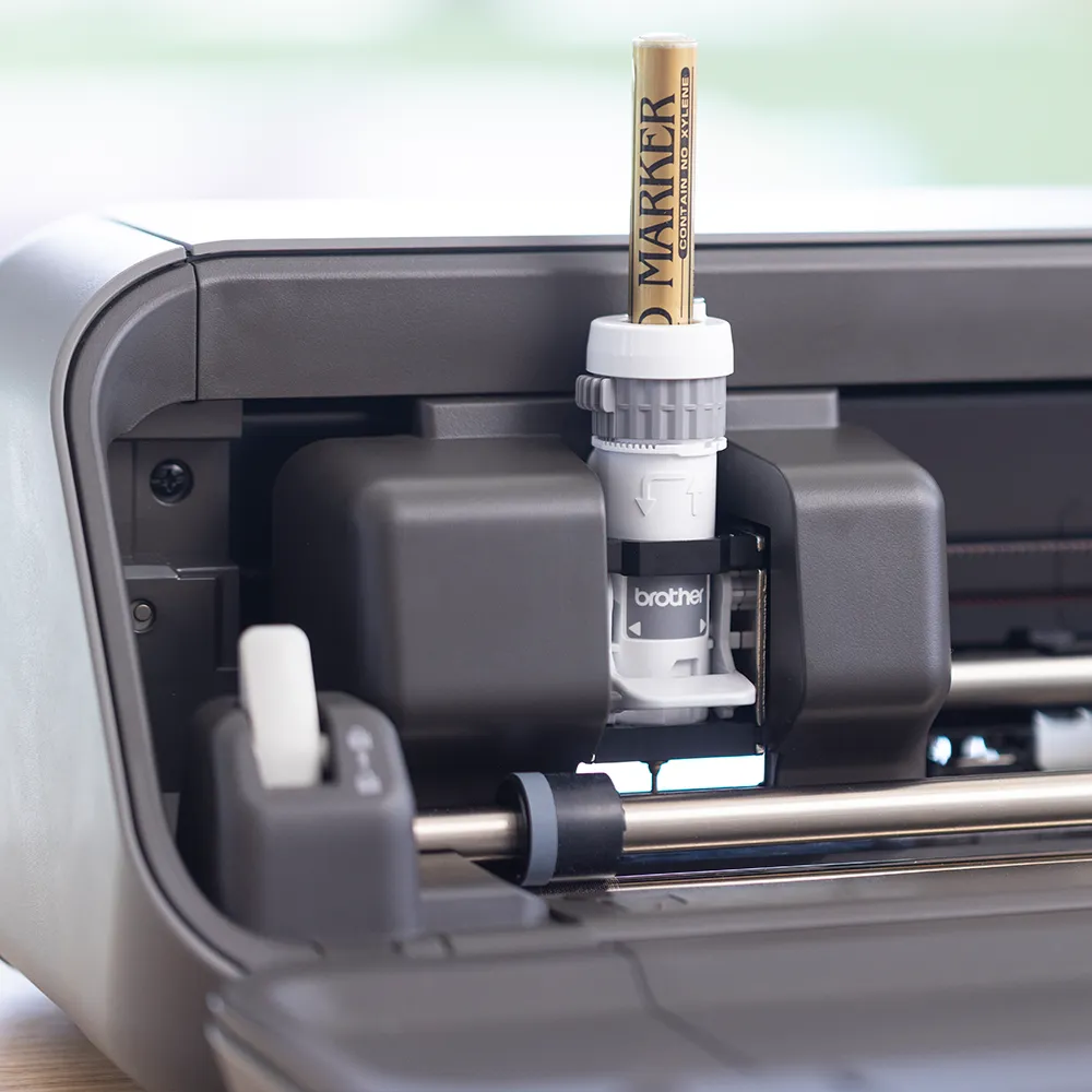 Mit dem separat erhältlichen Stiftehalter können Sie eigene Zeichenstifte einsetzen und unterschiedliche Designs mit dem Plotter Nachzeichnen lassen.