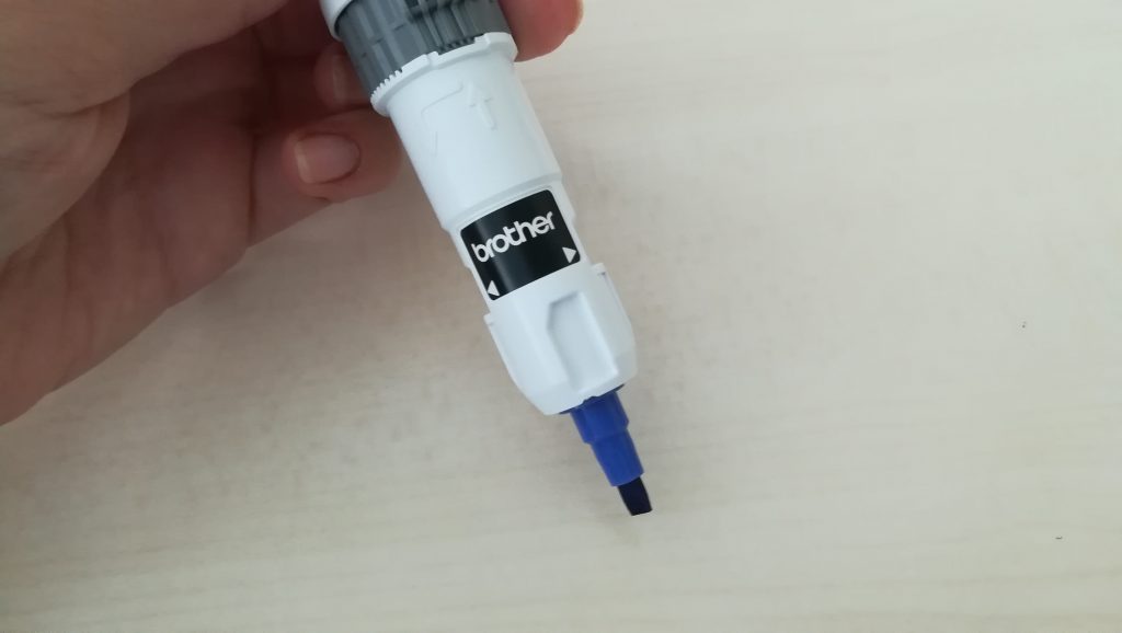 Stift mit dicker Spitze 3,5 mm in Stiftehalter eingesetzt