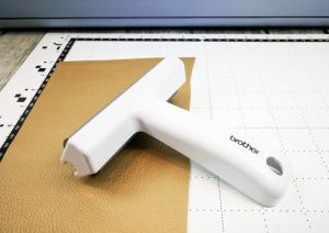 Kunstleder gut auf der Schneidematte fixieren