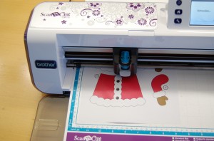 Brother Scan-N-Cut schneidet das Design automatisch aus.