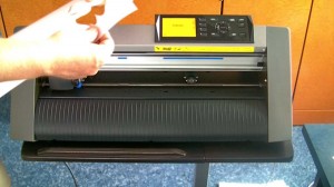 Entnahme des fertigen Produktes aus dem Fotokarton der ohne Schneidematte geschnitten wurde