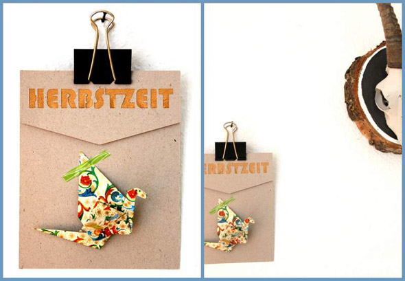 Mini-Klemmbrett aus Graupappe mit Schmetterling Motiv und dem Text "Herbstzeit"