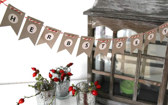 Wimpelkette aus Graupappe mit dem Text "Herbstzeit"