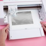 Die Curio Platte wird mit dem Pfeil voran in die Maschine eingesetzt.