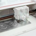 Nachdem der Status Ihrer Maschine auf "Bereit" steht können Sie Ihren Auftrag und das Gravieren starten.