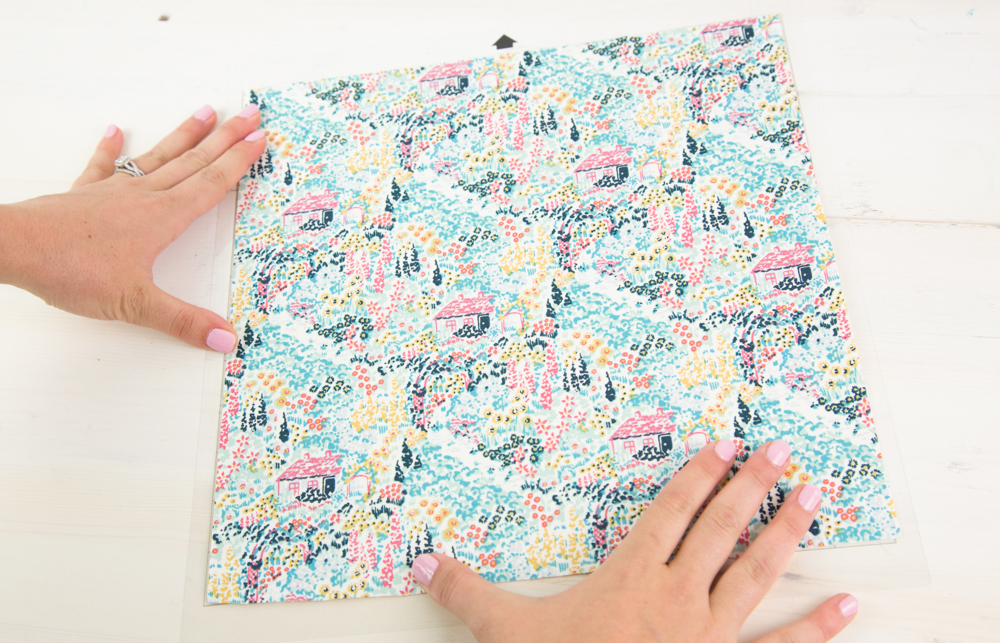 Mit der "Musterseite" nach oben kann Ihr Stoff nun auf der Schneidematte platziert werden.