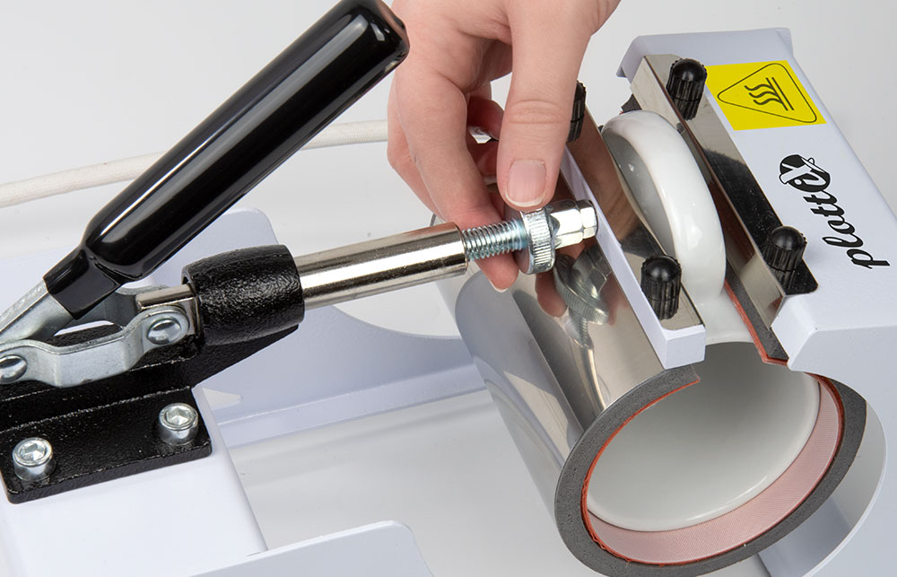 Mit dem Einstellrad können Sie die Tassenpresse auf den Durchmesser Ihrer Tasse einstellen