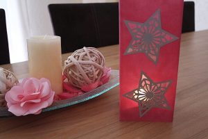 Windlicht mit Stoff gestalten. Windlicht aus rotem Stoff und Sternapplicationen