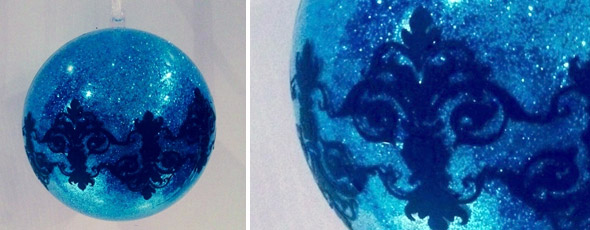 Schimmernde blaue Acrylkugel mit schwarzem Muster